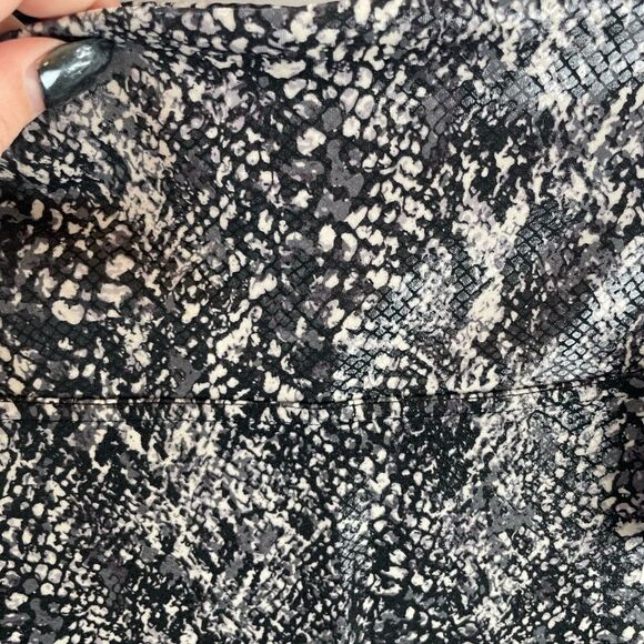 Spanx Faux Leather Snake Shine Leggings Size Medium NWT - Picture 8 of 13